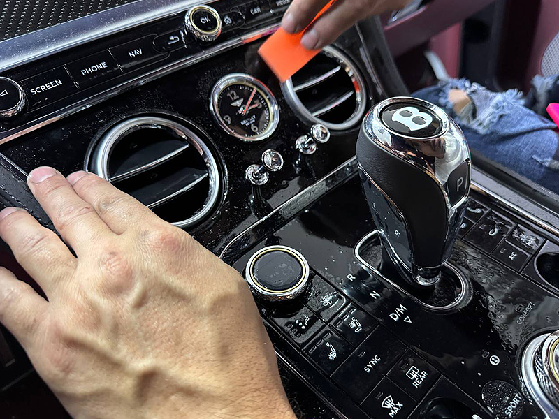 Protecție Ornamente &amp;amp; Display-uri Interioare – Folie PPF Profesională | Fara Urme Detailing Auto